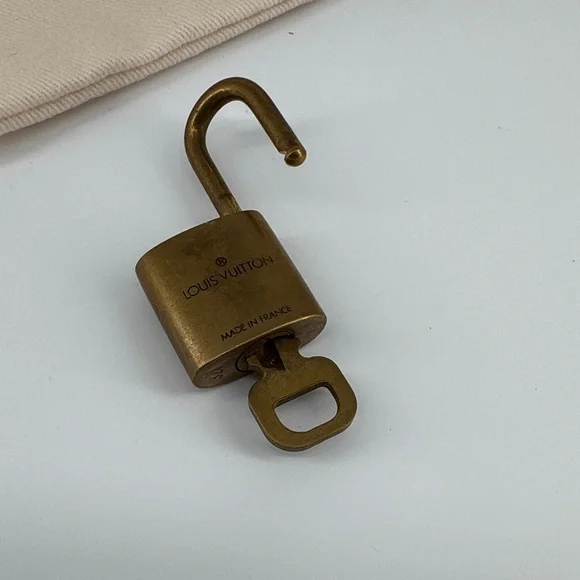 Louis Vuitton Lock and Key #321 with Box and Dust Cover - Picture 3 of 4